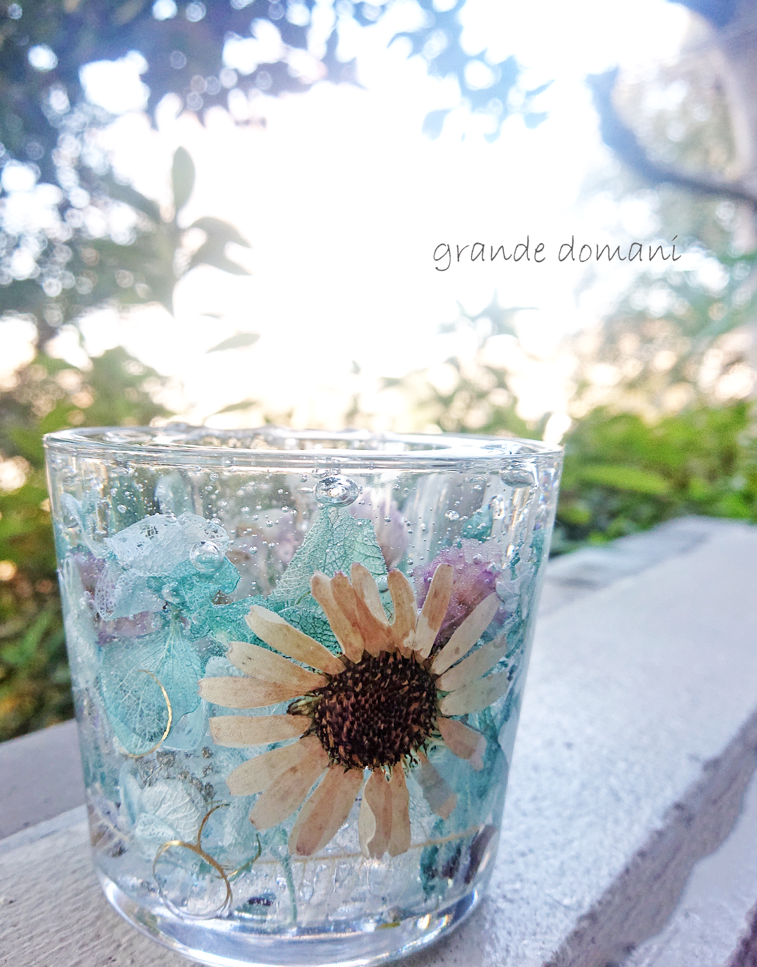 透明感とお花に癒される「フラワージェルグラス」づくりの写真