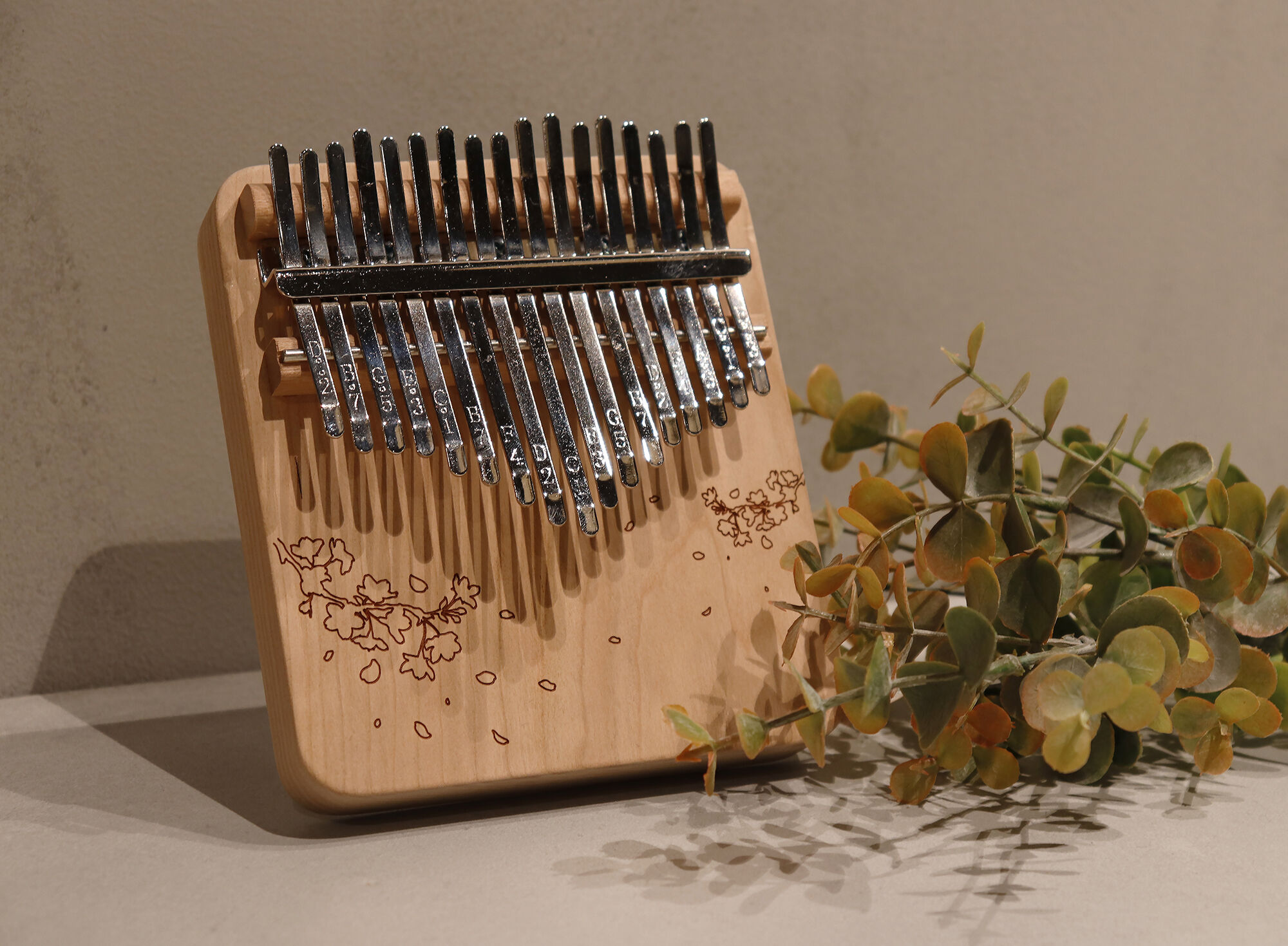 木目選びから楽しめるユニーク楽器“カリンバ”作りの写真1枚目