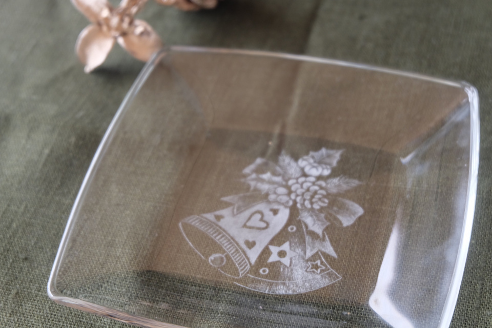 クリスマスが待ち遠しい♪　手彫りガラスで作るオンリーワンの絵皿制作レッスンのWS写真1枚目