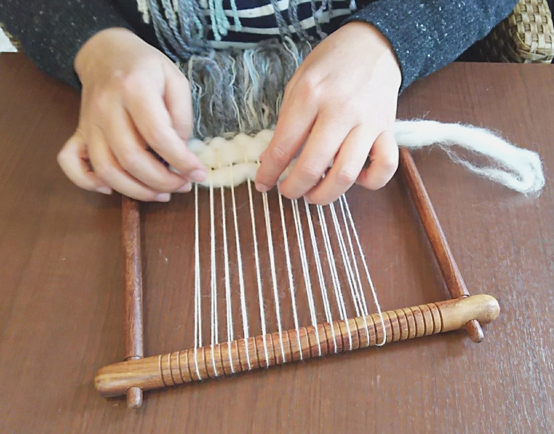 縫わないで出来る！ふわふわ手紡ぎウールを使って木枠で織るキーケースの当日の流れ・雰囲気の写真2枚目